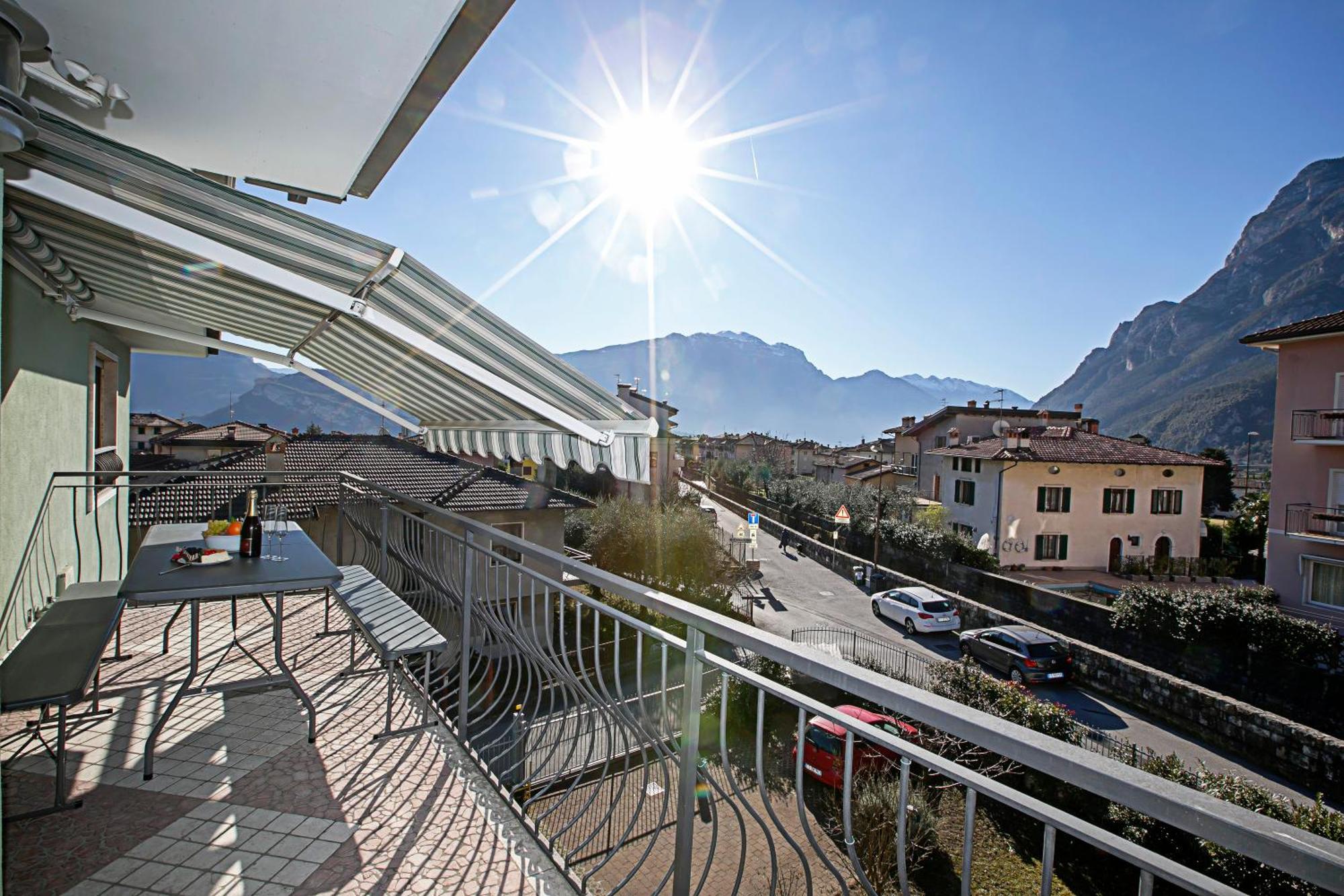 Paulie Apartment - Happy Rentals Riva del Garda Bagian luar foto